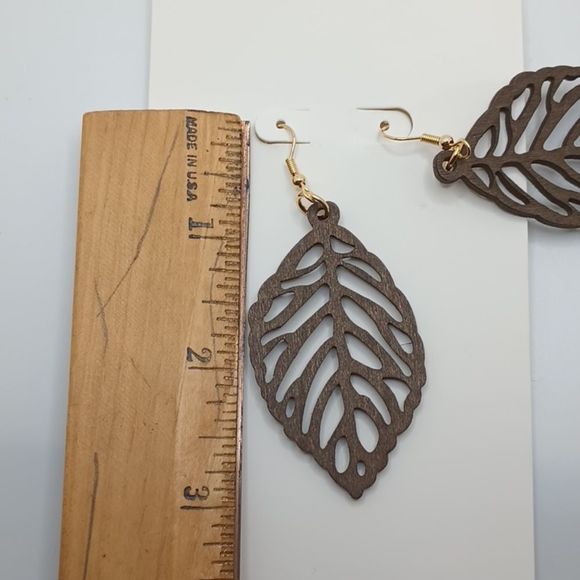 Brown Wood leaf stencil earrings - Picture 4 of 4